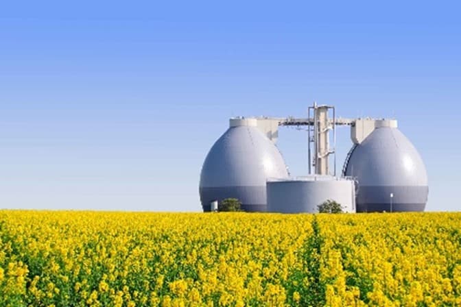From organic waste to chemical building blocks via biogas: an integrated (bio) chemical carbon cycle  including CO2 recovery